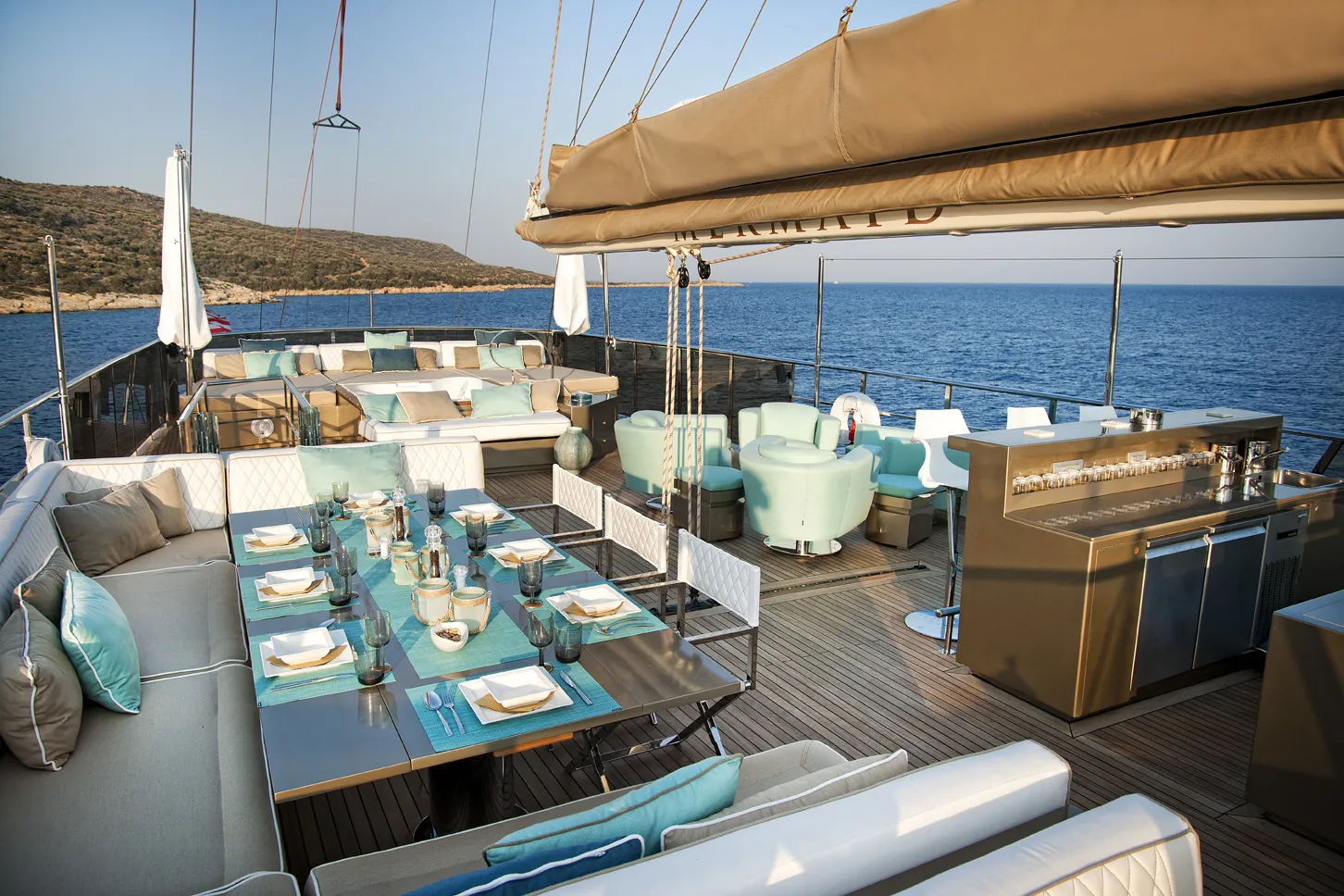 Exterior profile of M/Y Mermaid under way